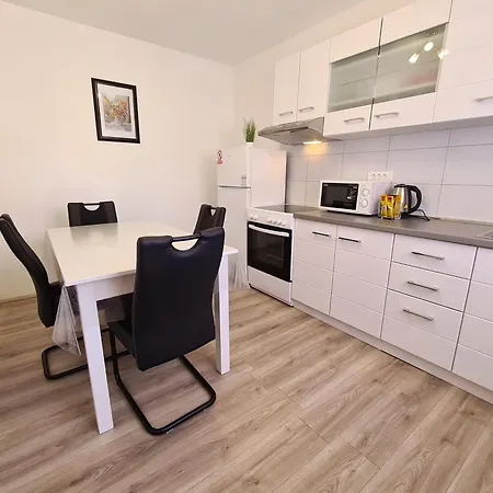 Celic With Terrace דירה