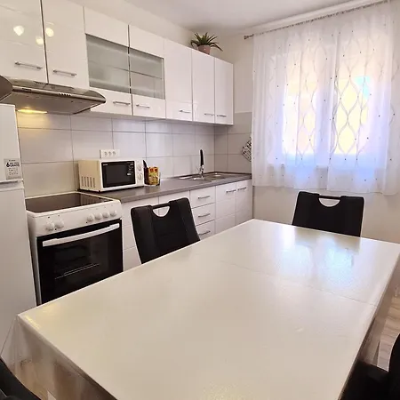 Celic With Terrace Apartament *